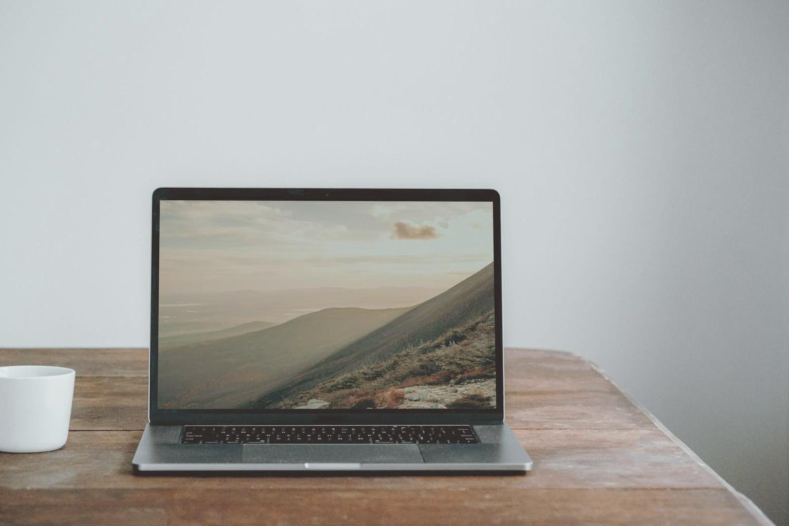 Seseorang mempelajari strategi investasi rutin dengan fokus