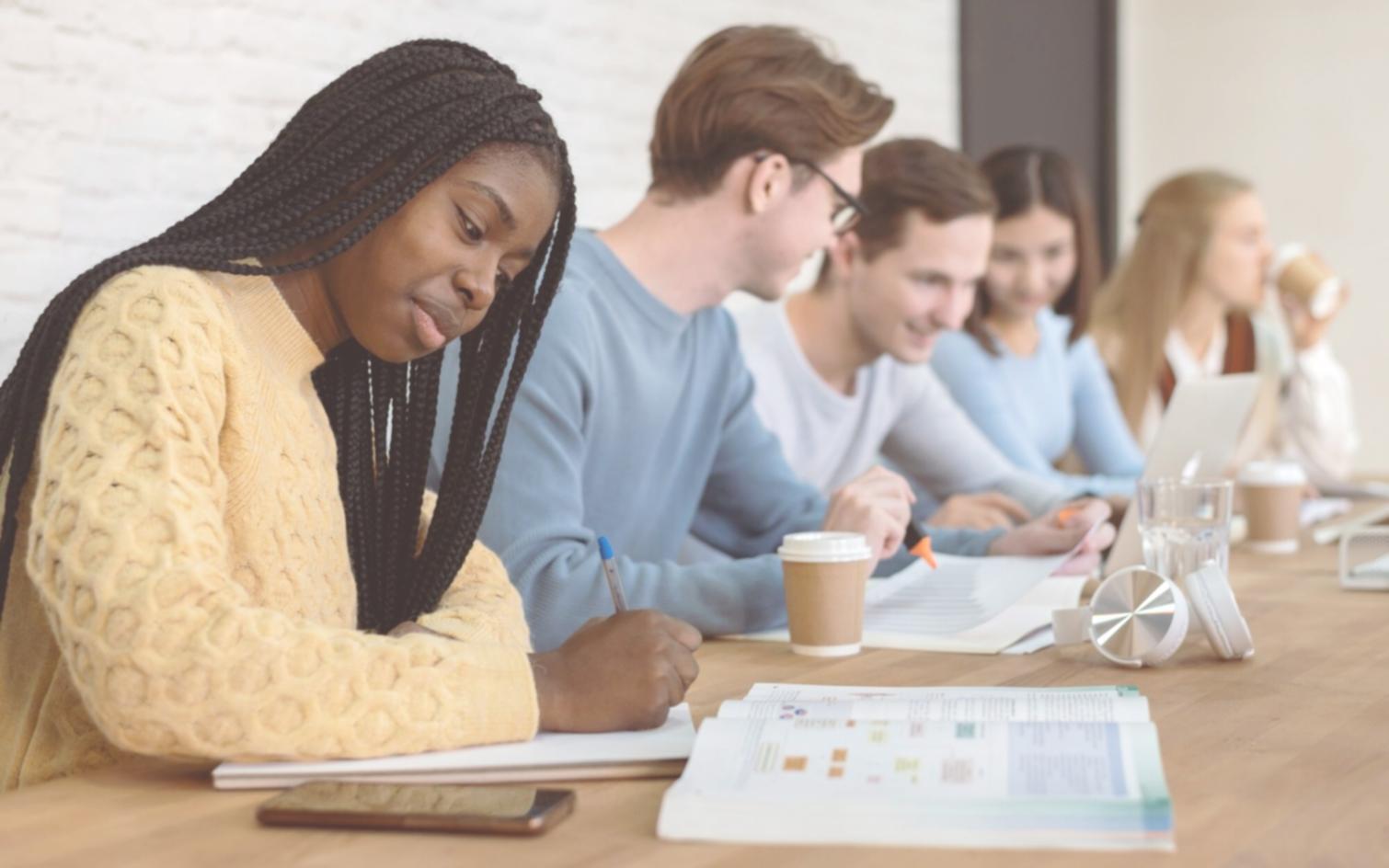 Simulasi investasi dengan berbagai skenario pasar yang realistis