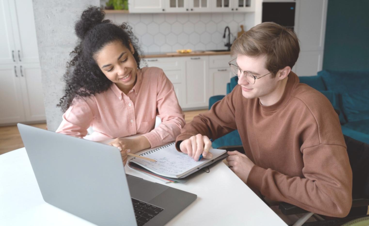 Diskusi kelompok tentang strategi alokasi dana yang sesuai profil risiko